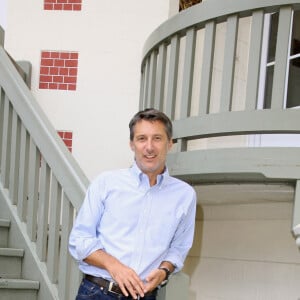 EXCLUSIF - Antoine de Caunes pose pour notre photographe au Normandy Hotel' lors du 32ème Festival du Film Américain à Deauville, France, le 8 septembre 2006. Photo par Denis Guignebourg/ABACAPRESS.COM