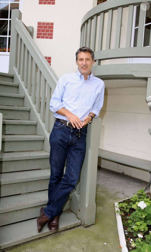 EXCLUSIF - Antoine de Caunes pose pour notre photographe au Normandy Hotel' lors du 32ème Festival du Film Américain à Deauville, France, le 8 septembre 2006. Photo par Denis Guignebourg/ABACAPRESS.COM