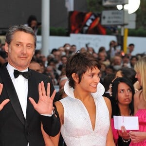 Antoine de Caunes et sa fille Emma arrivent au Palais des Festivals à Cannes, dans le sud de la France, le 20 mai 2008, pour la projection de Changeling de Clint Eastwood, présenté en compétition au 61ème Festival de Cannes. Photo par Hahn-Nebinger-Orban/ABACAPRESS.COM