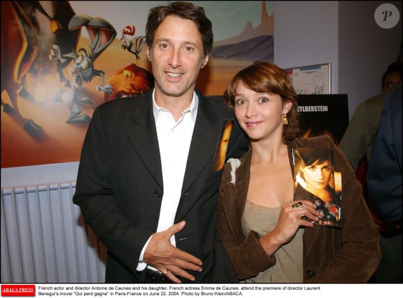 L'acteur et réalisateur français Antoine de Caunes et sa fille, l'actrice française Emma de Caunes, assistent à la première du film de Laurent Benegui -Qui perd gagne- à Paris-France le 22 juin 2004. Photo de Bruno Klein/ABACA.