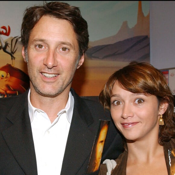 L'acteur et réalisateur français Antoine de Caunes et sa fille, l'actrice française Emma de Caunes, assistent à la première du film de Laurent Benegui -Qui perd gagne- à Paris-France le 22 juin 2004. Photo de Bruno Klein/ABACA.