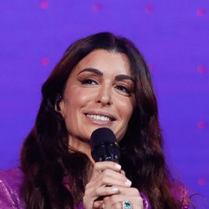 "Avec le petit village enneigé, la boulangerie qui sent le pain d'épices, les gens souriants, les jolies lumières et le chalet en bois avec un feu de cheminée sous la neige" déclarait-elle à Gala 
Exclusif - Jenifer Bartoli - Enregistrement de l'émission "Génération Hit Machine Vol. 2" au Dôme de Paris, les 8 et 9 novembre 2022, diffusée sur W9 le 31 janvier 2023 © Christophe Clovis / Bestimage 