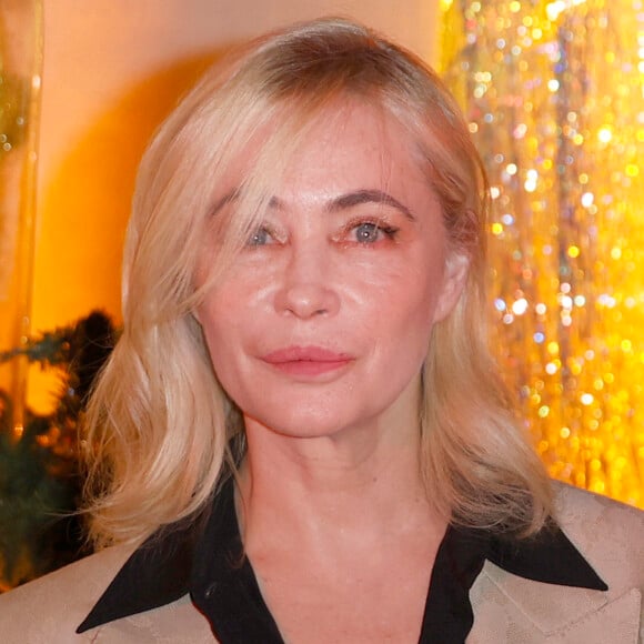 Emmanuelle Béart est une femme au grand coeur. 
Emmanuelle Béart, marraine de l'événement - Le Comité du Faubourg Saint-Honoré dévoile les décorations et illuminations de Noël de ses rues à l'occasion de son emblématique "Winter Time" réunissant ses Maisons membres, les élus locaux et l'ensemble des riverains autour d'une soirée magique et d'une cause noble.
