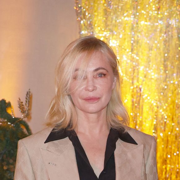 L'actrice a accepté avec plaisir le rôle de marraine, cette année, de l'événement organisé par le Comité du Faubourg Saint-Honoré pour dévoiler les décorations et illuminations de Noël de ses rues.  
Emmanuelle Béart, marraine de l'événement - Le Comité du Faubourg Saint-Honoré dévoile les décorations et illuminations de Noël de ses rues à l'occasion de son emblématique "Winter Time" réunissant ses Maisons membres, les élus locaux et l'ensemble des riverains autour d'une soirée magique et d'une cause noble.