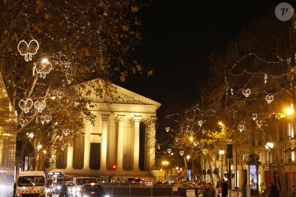 Lumière de Noël, rue Royale A Paris, mardi 26 novembre 2024. - Le Comité du Faubourg Saint-Honoré dévoile les décorations et illuminations de Noël de ses rues à l'occasion de son emblématique "Winter Time" réunissant ses Maisons membres, les élus locaux et l'ensemble des riverains autour d'une soirée magique et d'une cause noble. Le gardien du patrimoine rare et prestigieux de l'un des quartiers les plus emblématiques de la capitale invite chacun à participer à une tombola solidaire d'envergure visant à récolter des fonds en faveur de l'association Princesse Margot qui lutte pour la recherche en faveur du cancer pédiatrique. A Paris, mardi 26 novembre 2024.