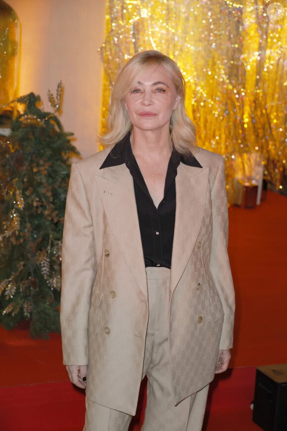 Emmanuelle Béart, marraine de l'événement - Le Comité du Faubourg Saint-Honoré dévoile les décorations et illuminations de Noël de ses rues à l'occasion de son emblématique "Winter Time" réunissant ses Maisons membres, les élus locaux et l'ensemble des riverains autour d'une soirée magique et d'une cause noble. Le gardien du patrimoine rare et prestigieux de l'un des quartiers les plus emblématiques de la capitale invite chacun à participer à une tombola solidaire d'envergure visant à récolter des fonds en faveur de l'association Princesse Margot qui lutte pour la recherche en faveur du cancer pédiatrique. A Paris, mardi 26 novembre 2024.