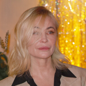 Emmanuelle Béart, marraine de l'événement - Le Comité du Faubourg Saint-Honoré dévoile les décorations et illuminations de Noël de ses rues à l'occasion de son emblématique "Winter Time" réunissant ses Maisons membres, les élus locaux et l'ensemble des riverains autour d'une soirée magique et d'une cause noble. Le gardien du patrimoine rare et prestigieux de l'un des quartiers les plus emblématiques de la capitale invite chacun à participer à une tombola solidaire d'envergure visant à récolter des fonds en faveur de l'association Princesse Margot qui lutte pour la recherche en faveur du cancer pédiatrique. A Paris, mardi 26 novembre 2024.