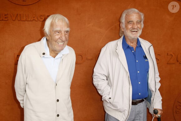 "Tous les ans, on va sur la tombe de son père et sur celle de Patricia", a confié Charles Gérard.
Charles Gérard et Jean-Paul Belmondo au village lors des internationaux de tennis de Roland Garros à Paris le 8 juin 2018. © Christophe Aubert via Bestimage 