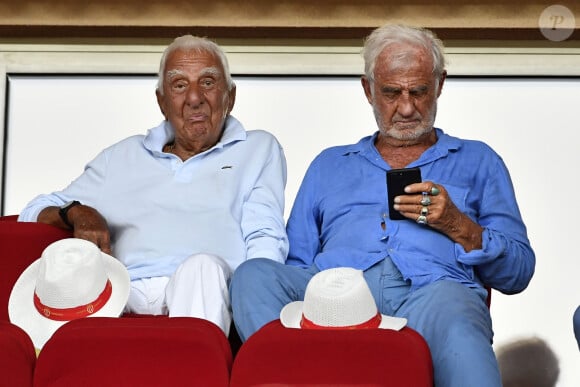 Jean-Paul Belmondo, à droite, et son ami Charles Gérard durant la rencontre de football de Ligue 1 Monaco contre Toulouse au stade Louis II à Monaco le 4 août 2017. © Bruno Bebert/Bestimage  