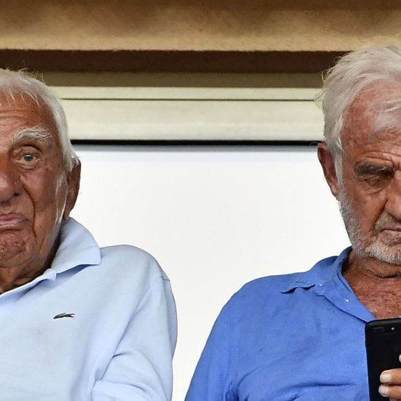 Jean-Paul Belmondo, à droite, et son ami Charles Gérard durant la rencontre de football de Ligue 1 Monaco contre Toulouse au stade Louis II à Monaco le 4 août 2017. © Bruno Bebert/Bestimage  