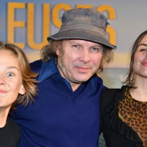 Billy, le fils de Philippe Katrine et Julie Depardieu, Philippe Katerine, sa fille Edie Blanchard - Avant-première du film "Voleuses" diffusé sur Netflix. Paris le 24 octobre 2023. © Veeren / Bestimage