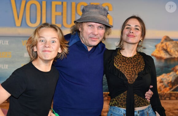 Billy, le fils de Philippe Katrine et Julie Depardieu, Philippe Katerine, sa fille Edie Blanchard - Avant-première du film "Voleuses" diffusé sur Netflix. Paris le 24 octobre 2023. © Veeren / Bestimage