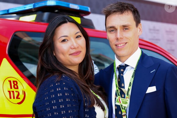 Sur le premier cliché partagé, la jeune maman pose aux côtés de son mari, qui enlace avec tendresse son ventre bien arrondi. Sur le second, leur petite Victoire est mise en avant... Avant que leur chien Pancake ne les rejoignent !
Louis et Marie Ducruet lors du Grand Prix de Formule 1 (F1) de Monaco, le 26 mai 2024. © Claudia Albuquerque/Bestimage 