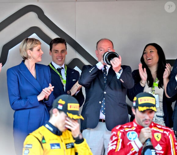 Louis Ducruet, le prince Albert II de Monaco, la princesse Charlène de Monaco, Marie Chevallier, Oscar Piastri, Charles Leclerc, - Le prince Albert II de Monaco et la princesse Charlène de Monaco ne cachent pas leurs joies et leurs émotions en remettant à Charles Leclerc le trophée du vainqueur du Grand Prix de Formule 1 (F1) de Monaco. Monaco, le 26 mai 2024. © Bruno Bebert/Bestimage 