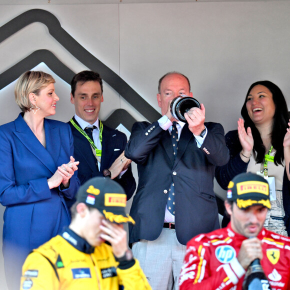 Louis Ducruet, le prince Albert II de Monaco, la princesse Charlène de Monaco, Marie Chevallier, Oscar Piastri, Charles Leclerc, - Le prince Albert II de Monaco et la princesse Charlène de Monaco ne cachent pas leurs joies et leurs émotions en remettant à Charles Leclerc le trophée du vainqueur du Grand Prix de Formule 1 (F1) de Monaco. Monaco, le 26 mai 2024. © Bruno Bebert/Bestimage 