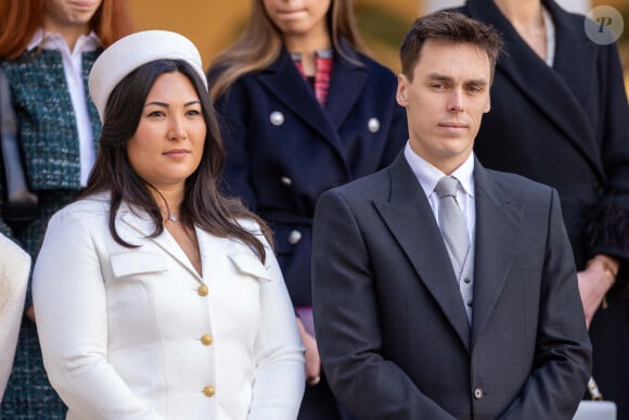 Louis Ducruet et sa femme Marie - La famille princière monégasque dans la cour d'honneur du palais lors de la la fête nationale à Monaco, le 19 novembre 2023. La famille princière monégasque assiste à la prise d'armes, puis à la cérémonie de remise des médailles et à un défilé militaire sur la place du palais princier. © Olivier Huitel / Pool Monaco / Bestimage 