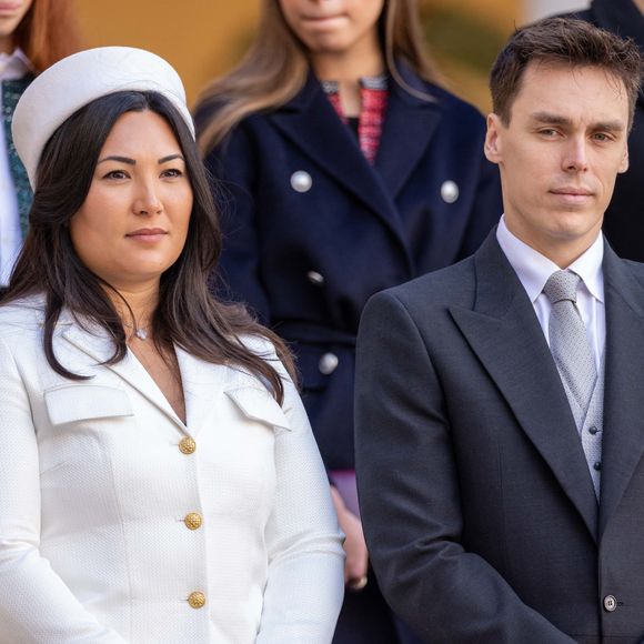 Louis Ducruet et sa femme Marie - La famille princière monégasque dans la cour d'honneur du palais lors de la la fête nationale à Monaco, le 19 novembre 2023. La famille princière monégasque assiste à la prise d'armes, puis à la cérémonie de remise des médailles et à un défilé militaire sur la place du palais princier. © Olivier Huitel / Pool Monaco / Bestimage 