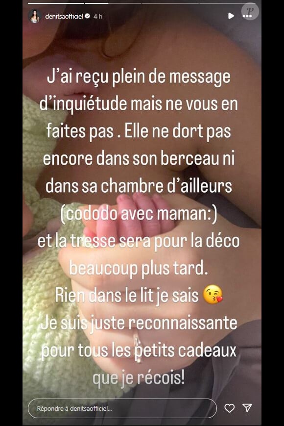 Très vite, Denitsa Ikonomova a alors rassuré tout le monde. "Elle ne dort pas encore dans son berceau ni dans sa chambre d'ailleurs (cododo avec maman) et la tresse sera pour la déco beaucoup plus tard. Rien dans le lit, je sais"
Denitsa Ikonomova rassure ses abonnés inquiets au sujet de son bébé sur Instagram.