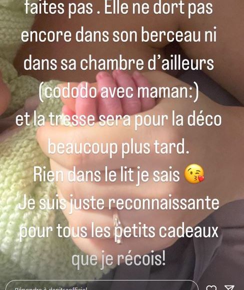 Très vite, Denitsa Ikonomova a alors rassuré tout le monde. "Elle ne dort pas encore dans son berceau ni dans sa chambre d'ailleurs (cododo avec maman) et la tresse sera pour la déco beaucoup plus tard. Rien dans le lit, je sais"
Denitsa Ikonomova rassure ses abonnés inquiets au sujet de son bébé sur Instagram.