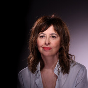Exclusif - Valérie Bonneton lors de l'enregistrement de l'émission "Inoubliables, nos chers grands-parents", présentée par N.Lévy, au Studio Harcourt à Paris, diffusée le 28 mai à 23h sur Canal+. Le 17 février 2024 © Dominique Jacovides / Bestimage INOUBLIABLES ­ Nos Chers Grands ­Parents Une collection d'émissions de 4x40' Présentée par N.LEVY Tournée au Studio Harcourt Troisième invité : Valérie Bonneton le 28 mai à 23h sur CANAL+ Un voyage immersif au coeur du roman familial d'une personnalité Dans chacune des émissions de cette collection inédite, N.Levy emmène un invité au studio Harcourt, lieu emblématique de la photographie, afin d'explorer de manière singulière son patrimoine familial et sa relation à ses grands-­parents. Chaque personnalité fait l'objet d'une production documentaire dédiée, élaborée à partir d'une sélection d'images d'archives personnelles inédites mais aussi historiques. Ensemble, ils plongent au coeur de ce récit qui témoigne de l'héritage immatériel légué par ses ancêtres, et qui ouvre une fenêtre sur le monde et des époques révolues en racontant la puissance de la transmission. 