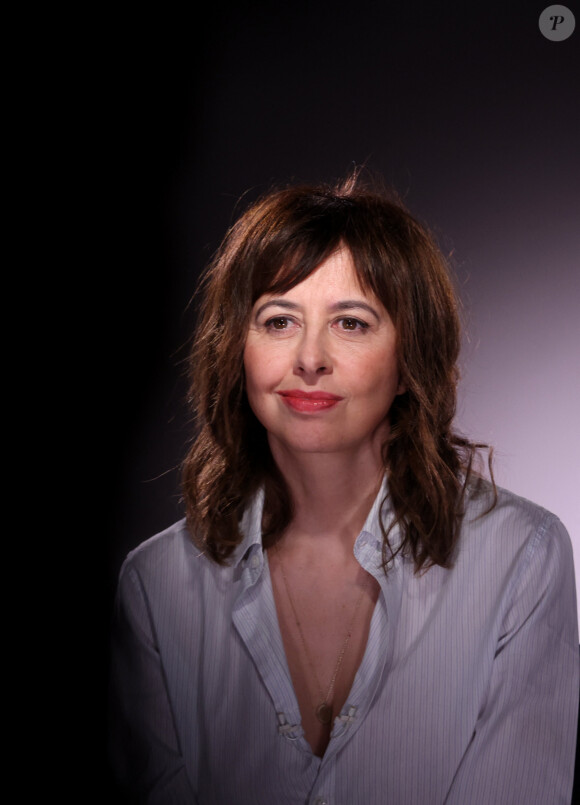 Exclusif - Valérie Bonneton lors de l'enregistrement de l'émission "Inoubliables, nos chers grands-parents", présentée par N.Lévy, au Studio Harcourt à Paris, diffusée le 28 mai à 23h sur Canal+. Le 17 février 2024 © Dominique Jacovides / Bestimage INOUBLIABLES ­ Nos Chers Grands ­Parents Une collection d'émissions de 4x40' Présentée par N.LEVY Tournée au Studio Harcourt Troisième invité : Valérie Bonneton le 28 mai à 23h sur CANAL+ Un voyage immersif au coeur du roman familial d'une personnalité Dans chacune des émissions de cette collection inédite, N.Levy emmène un invité au studio Harcourt, lieu emblématique de la photographie, afin d'explorer de manière singulière son patrimoine familial et sa relation à ses grands-­parents. Chaque personnalité fait l'objet d'une production documentaire dédiée, élaborée à partir d'une sélection d'images d'archives personnelles inédites mais aussi historiques. Ensemble, ils plongent au coeur de ce récit qui témoigne de l'héritage immatériel légué par ses ancêtres, et qui ouvre une fenêtre sur le monde et des époques révolues en racontant la puissance de la transmission. 
