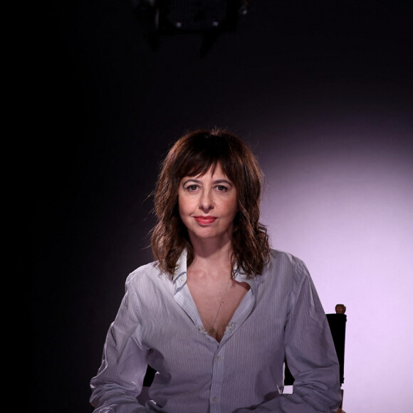 Exclusif - Valérie Bonneton lors de l'enregistrement de l'émission "Inoubliables, nos chers grands-parents", présentée par N.Lévy, au Studio Harcourt à Paris, diffusée le 28 mai à 23h sur Canal+. Le 17 février 2024 © Dominique Jacovides / Bestimage INOUBLIABLES ­ Nos Chers Grands ­Parents Une collection d'émissions de 4x40' Présentée par N.LEVY Tournée au Studio Harcourt Troisième invité : Valérie Bonneton le 28 mai à 23h sur CANAL+ Un voyage immersif au coeur du roman familial d'une personnalité Dans chacune des émissions de cette collection inédite, N.Levy emmène un invité au studio Harcourt, lieu emblématique de la photographie, afin d'explorer de manière singulière son patrimoine familial et sa relation à ses grands-­parents. Chaque personnalité fait l'objet d'une production documentaire dédiée, élaborée à partir d'une sélection d'images d'archives personnelles inédites mais aussi historiques. Ensemble, ils plongent au coeur de ce récit qui témoigne de l'héritage immatériel légué par ses ancêtres, et qui ouvre une fenêtre sur le monde et des époques révolues en racontant la puissance de la transmission. 