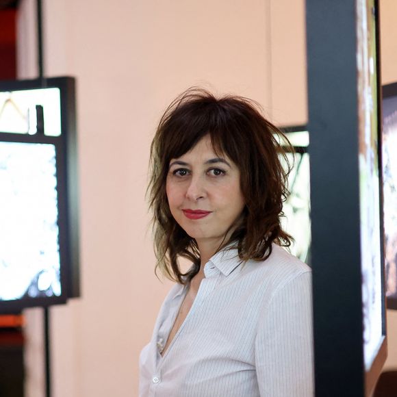 "J'ai su dans la seconde. On ne s'est retrouvés que pour le bien. Pas pour les ennuis, pas pour le quotidien. Que pour la joie, le bonheur et l'amour" déclare-t-elle dans "Paris Match"
Exclusif - Valérie Bonneton lors de l'enregistrement de l'émission "Inoubliables, nos chers grands-parents", présentée par N.Lévy, au Studio Harcourt à Paris, diffusée le 28 mai à 23h sur Canal+. Le 17 février 2024 © Dominique Jacovides / Bestimage INOUBLIABLES ­ Nos Chers Grands ­Parents Une collection d'émissions de 4x40' Présentée par N.LEVY Tournée au Studio Harcourt Troisième invité : Valérie Bonneton le 28 mai à 23h sur CANAL+ Un voyage immersif au coeur du roman familial d'une personnalité Dans chacune des émissions de cette collection inédite, N.Levy emmène un invité au studio Harcourt, lieu emblématique de la photographie, afin d'explorer de manière singulière son patrimoine familial et sa relation à ses grands-­parents. Chaque personnalité fait l'objet d'une production documentaire dédiée, élaborée à partir d'une sélection d'images d'archives personnelles inédites mais aussi historiques. Ensemble, ils plongent au coeur de ce récit qui témoigne de l'héritage immatériel légué par ses ancêtres, et qui ouvre une fenêtre sur le monde et des époques révolues en racontant la puissance de la transmission. 