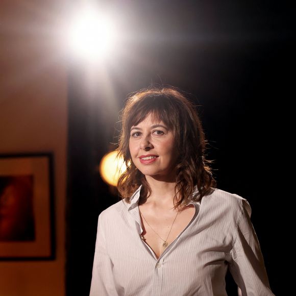 Exclusif - Valérie Bonneton lors de l'enregistrement de l'émission "Inoubliables, nos chers grands-parents", présentée par N.Lévy, au Studio Harcourt à Paris, diffusée le 28 mai à 23h sur Canal+. Le 17 février 2024 © Dominique Jacovides / Bestimage INOUBLIABLES ­ Nos Chers Grands ­Parents Une collection d'émissions de 4x40' Présentée par N.LEVY Tournée au Studio Harcourt Troisième invité : Valérie Bonneton le 28 mai à 23h sur CANAL+ Un voyage immersif au coeur du roman familial d'une personnalité Dans chacune des émissions de cette collection inédite, N.Levy emmène un invité au studio Harcourt, lieu emblématique de la photographie, afin d'explorer de manière singulière son patrimoine familial et sa relation à ses grands-­parents. Chaque personnalité fait l'objet d'une production documentaire dédiée, élaborée à partir d'une sélection d'images d'archives personnelles inédites mais aussi historiques. Ensemble, ils plongent au coeur de ce récit qui témoigne de l'héritage immatériel légué par ses ancêtres, et qui ouvre une fenêtre sur le monde et des époques révolues en racontant la puissance de la transmission. 