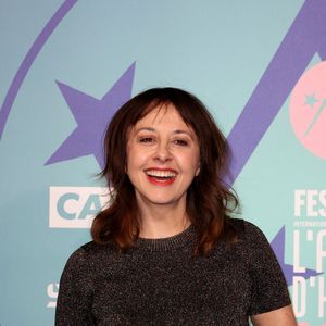 "Il faut se foutre la paix. Ne pas poser de questions à l'autre, ne pas l'emmerder. Le laisser libre au maximum... Et se manquer." Une recette qui semble fonctionner.
Valérie Bonneton au photocall des arrivées de la cérémonie de clôture du 27ème Festival International du Film de Comédie de l'Alpe d'Huez, France, le 20 janvier 2024. © Dominique Jacovides/Bestimage
