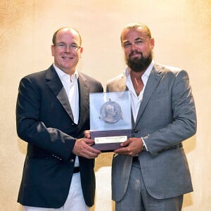 Les deux hommes y sont pour la bonne cause, afin de suivre l'équipe d'expédition Pristine Seas de National Geographic
 
Le prince Albert II de Monaco remet à l'acteur Leonardo Dicaprio la Grande Médaille Albert 1er à Monaco le 21 juillet 2015.