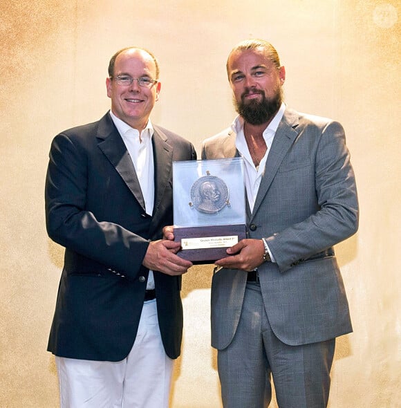 Les deux hommes y sont pour la bonne cause, afin de suivre l'équipe d'expédition Pristine Seas de National Geographic
 
Le prince Albert II de Monaco remet à l'acteur Leonardo Dicaprio la Grande Médaille Albert 1er à Monaco le 21 juillet 2015.