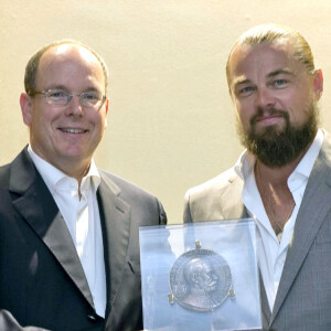 Albert de Monaco retrouve Leonardo DiCaprio dans un lieu paradisiaque
 
Le prince Albert II de Monaco remet à l'acteur Leonardo Dicaprio la Grande Médaille Albert 1er à Monaco.