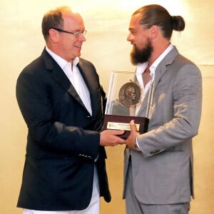 Une belle rencontre entre Albert de Monaco et Leonardo DiCaprio
 
Le prince Albert II de Monaco remet à l'acteur Leonardo Dicaprio la Grande Médaille Albert 1er à Monaco le 21 juillet 2015.