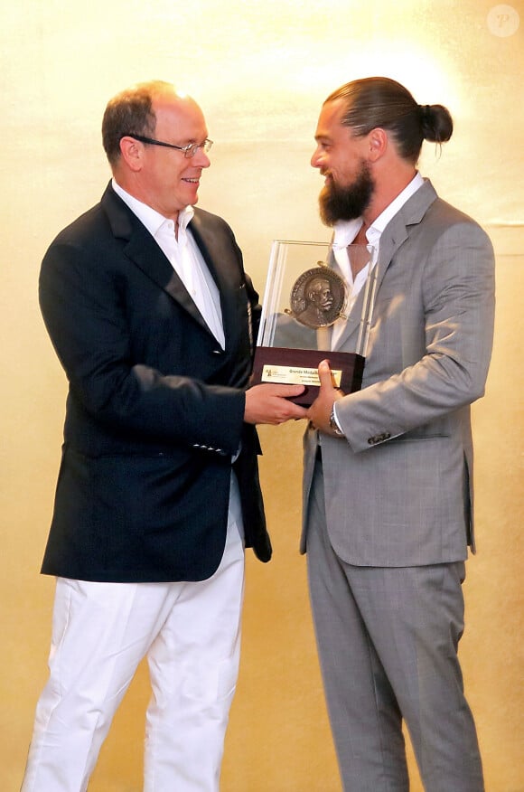 Une belle rencontre entre Albert de Monaco et Leonardo DiCaprio
 
Le prince Albert II de Monaco remet à l'acteur Leonardo Dicaprio la Grande Médaille Albert 1er à Monaco le 21 juillet 2015.