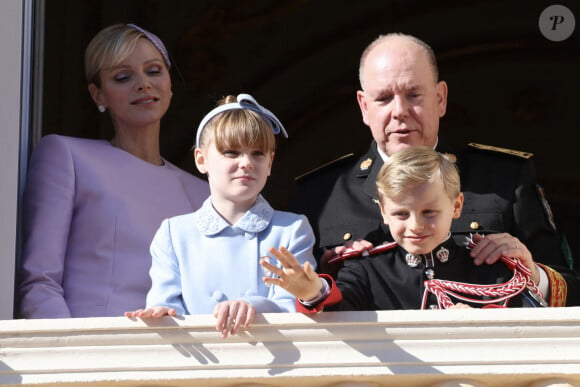 Le prince Albert II de Monaco, la princesse Charlene, le prince héréditaire Jacques et la princesse Gabriella - La famille princière de Monaco au balcon du palais, à l'occasion de la Fête Nationale de Monaco, le 19 novembre 2024. © Claudia Albuquerque / Bestimage