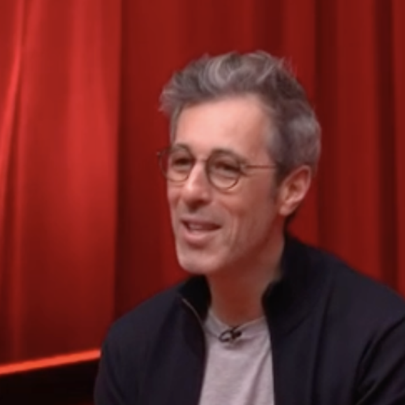 Face à leur manque d'entrain, le directeur a pointé du doigt Ulysse et Charles qui semblaient impassibles. 
La quotidienne de la Star Academy