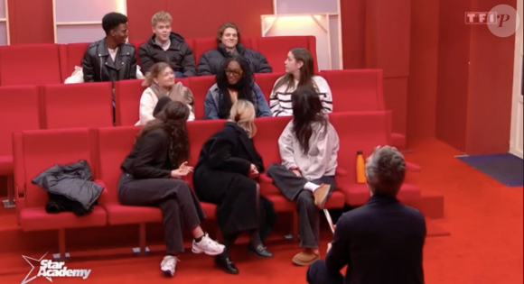 Il leur a lancé : "Il peut y avoir un sourire au dernier rang ou vous êtes en train de dormir ? C'est chaud". 
La quotidienne de la Star Academy