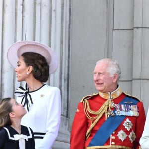 Le prince William, prince de Galles, Catherine (Kate) Middleton, princesse de Galles, le prince George de Galles, le prince Louis de Galles, la princesse Charlotte de Galles, le roi Charles III d'Angleterre et Camilla Parker Bowles, reine consort d'Angleterre,- Les membres de la famille royale britannique au balcon du Palais de Buckingham lors de la parade militaire "Trooping the Colour" à Londres, Royaume Uni, le 15 juin 2024. © Backgrid UK/Bestimage 