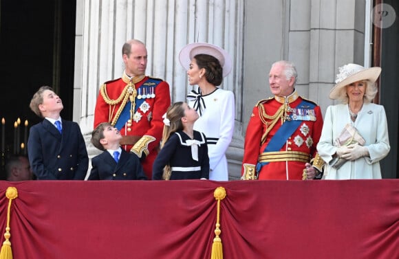 Le prince William, prince de Galles, Catherine (Kate) Middleton, princesse de Galles, le prince George de Galles, le prince Louis de Galles, la princesse Charlotte de Galles, le roi Charles III d'Angleterre et Camilla Parker Bowles, reine consort d'Angleterre,- Les membres de la famille royale britannique au balcon du Palais de Buckingham lors de la parade militaire "Trooping the Colour" à Londres, Royaume Uni, le 15 juin 2024. © Backgrid UK/Bestimage 