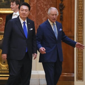 Le roi Charles III d'Angleterre et Camilla Parker Bowles, reine consort d'Angleterre, présentent au président de la Corée du Sud Yoon Suk Yeol et à sa femme Kim Keon Hee une exposition spéciale d'objets de la collection royale relative à la République de Corée dans la galerie de photos du palais de Buckingham à Londres, Royaume Uni, le 21 novembre 2023. 