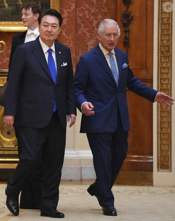 Le roi Charles III d'Angleterre et Camilla Parker Bowles, reine consort d'Angleterre, présentent au président de la Corée du Sud Yoon Suk Yeol et à sa femme Kim Keon Hee une exposition spéciale d'objets de la collection royale relative à la République de Corée dans la galerie de photos du palais de Buckingham à Londres, Royaume Uni, le 21 novembre 2023. 