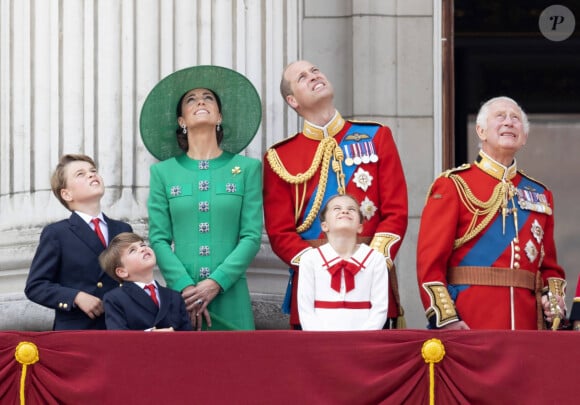 Le prince George, le prince Louis, la princesse Charlotte, Kate Catherine Middleton, princesse de Galles, le prince William de Galles, le roi Charles III - La famille royale d'Angleterre sur le balcon du palais de Buckingham lors du défilé "Trooping the Colour" à Londres. Le 17 juin 2023