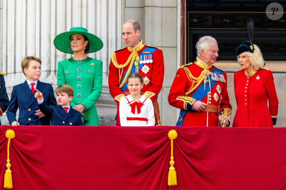 Le prince George, le prince Louis, la princesse Charlotte, Kate Catherine Middleton, princesse de Galles, le prince William de Galles, le roi Charles III, la reine consort Camilla Parker Bowles - La famille royale d'Angleterre sur le balcon du palais de Buckingham lors du défilé "Trooping the Colour" à Londres. Le 17 juin 2023