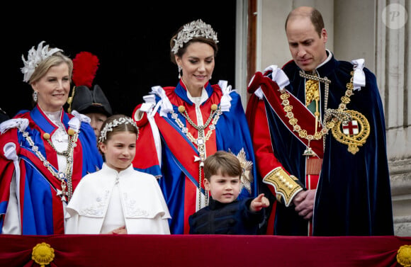 La famille royale britannique salue la foule sur le balcon du palais de Buckingham lors de la cérémonie de couronnement du roi d'Angleterre à Londres Sophie Rhys-Jones, comtesse de Wessex, Le prince William, prince de Galles, et Catherine (Kate) Middleton, princesse de Galles, La princesse Charlotte de Galles, Le prince Louis de Galles - La famille royale britannique salue la foule sur le balcon du palais de Buckingham lors de la cérémonie de couronnement du roi d'Angleterre à Londres, le 6 mai 2023. 