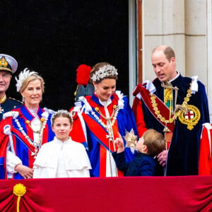 Le prince Edward, duc d'Edimbourg, James Mountbatten-Windsor, Comte de Wessex, Lady Louise Windsor, Vice Admiral Sir Tim Laurence, Sophie, duchesse d'Edimbourg, la princesse Charlotte de Galles, le prince Louis de Galles, le prince William, prince de Galles, et Catherine (Kate) Middleton, princesse de Galles et le prince George de Galles - La famille royale britannique salue la foule sur le balcon du palais de Buckingham lors de la cérémonie de couronnement du roi d'Angleterre à Londres le 5 mai 2023. 