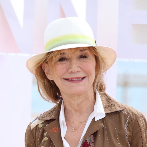 Marie-Anne Chazel lors du photocall de 'Broceliande' sur la plage du Majestic lors de la 7eme saison de 'CanneSeries' à Cannes le 7 Avril 2024 Denis Guignebourg/BestImage 