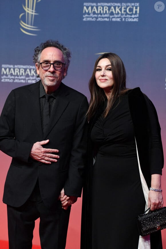 Monica Bellucci a fait sensation. Vêtue d'une longue robe noire sublimée par une cape, l'actrice italienne a foulé le tapis rouge au bras de Tim Burton, son compagnon...
Tim Burton et Monica Bellucci sur le tapis rouge de la cérémonie d'ouverture du 21e Festival international du film de Marrakech, à Marrakech, au Maroc, le 29 novembre 2024. Photo par Aurore Marechal/ABACAPRESS.COM