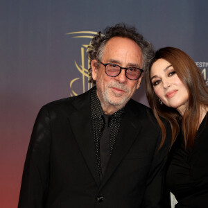 Tim Burton et Monica Bellucci au photocall de la cérémonie d'ouverture et à la projection du film "L'Ordre" lors du 21ème Festival international du film de Marrakech, le 29 novembre 2024j à Marrakech, Maroc. © Dominique Jacovides/Bestimage 