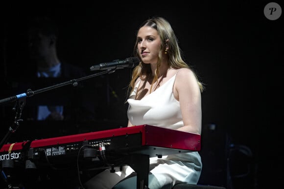 Et de conclure pour faire taire les rumeurs : "Mais je suis hétérosexuelle. Laissez-moi tranquille avec ma sexualité !".
Héléna Bailly lors du concert de la Star Academy à Lyon, le 15/03/24. Photo Sandrine Thesillat / Panoramic