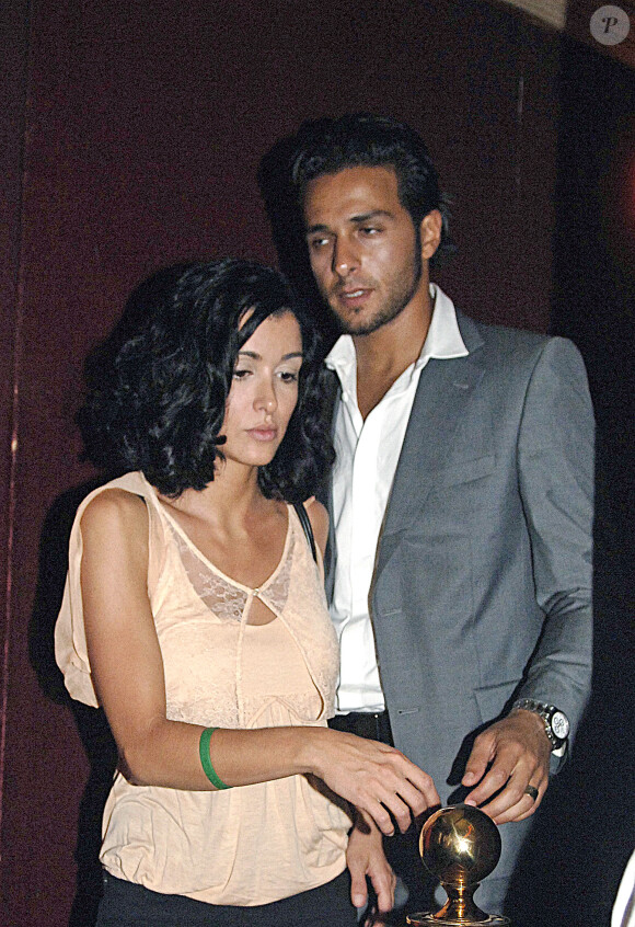 La chanteuse française Jenifer et son petit ami Maxime Nucci assistent à la vente aux enchères de charité 'SOS Darfour' qui s'est tenue au théâtre de la Madeleine à Paris, France, le 10 juillet 2006. Photo par Giancarlo Gorassini/ABACAPRESS.COM